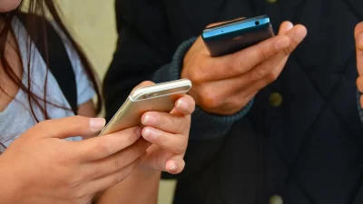 SMS et MMS marketing : choisir la bonne stratégie pour toucher vos clients mobiles